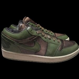 Jordan 1 Low SE Brown Kelp Sky J Light Olive Satin FB9893-300 Women's Size 8.5🥦
